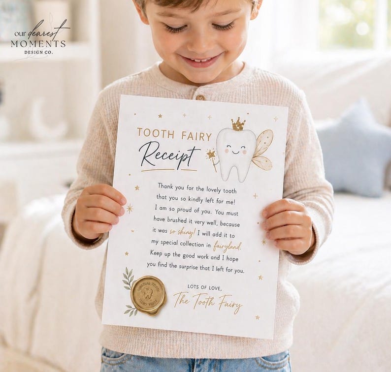Puede incluir: Un ni&ntilde;o sostiene un recibo del Hada de los Dientes con un sello de cera dorado. El recibo presenta un diente de dibujos animados con una corona y alas de hada. El texto incluye "Gracias por el diente encantador" y "Mucho amor, El Hada de los Dientes."