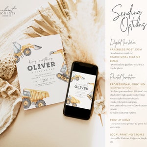 Może przedstawiać: Aquarela przedstawiająca pojazdy budowlane na jasnoniebieskim tle. Zaproszenie na drugie urodziny Olivera. Tekst brzmi: "Dump everything Oliver is turning two. Let's dig up some fun for Oliver's first birthday. Sept 20 | 2PM | 123 Anywhere St. Any City. RSVP to Samantha"