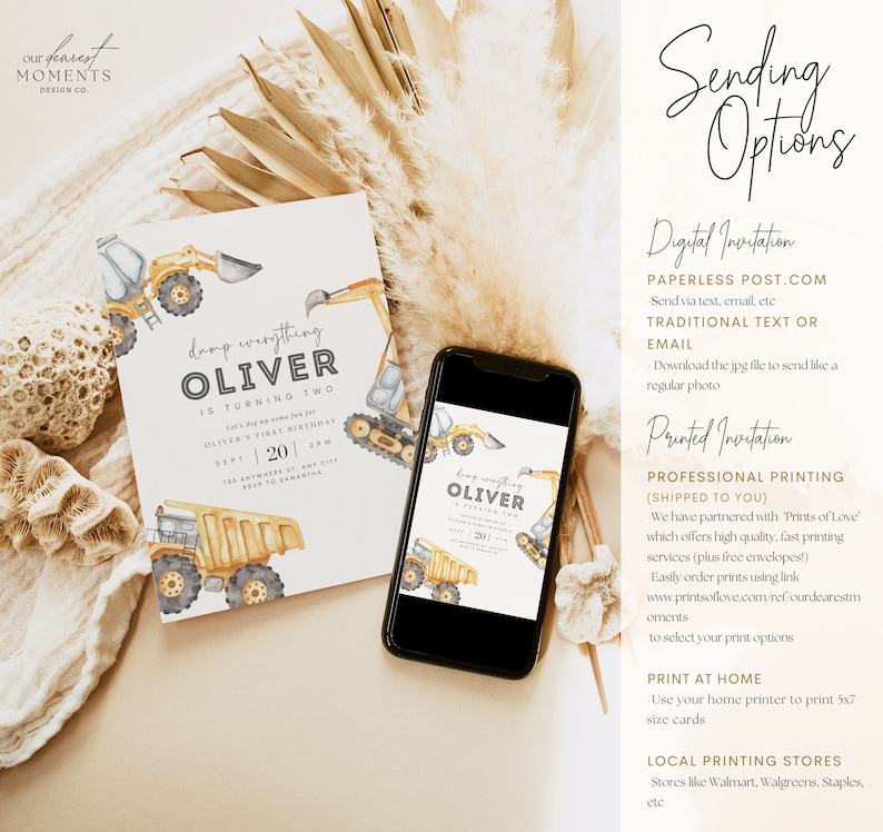 Może przedstawiać: Aquarela przedstawiająca pojazdy budowlane na jasnoniebieskim tle. Zaproszenie na drugie urodziny Olivera. Tekst brzmi: "Dump everything Oliver is turning two. Let's dig up some fun for Oliver's first birthday. Sept 20 | 2PM | 123 Anywhere St. Any City. RSVP to Samantha"