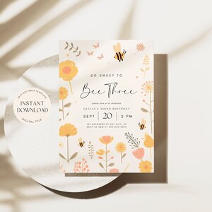 Pu&ograve; includere: Un invito stampabile per il terzo compleanno di un bambino. L'invito ha un tema di api e fiori con il testo "So Sweet to Bee Three".
