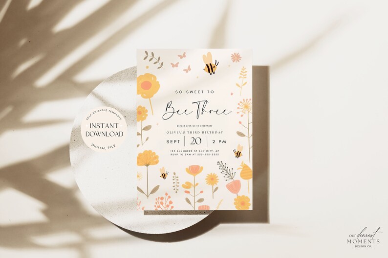 Pu&ograve; includere: Un invito stampabile per il terzo compleanno di un bambino. L'invito ha un tema di api e fiori con il testo "So Sweet to Bee Three".