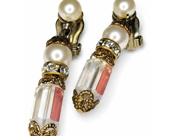 Pendientes colgantes de clip de perlas de cristal vintage con diamantes de imitación en tono dorado.