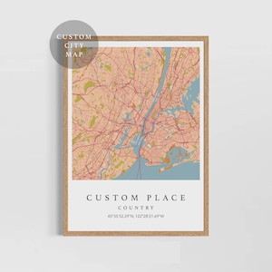 Puede incluir: Una impresión enmarcada de un mapa de ciudad personalizado. El mapa presenta una red de carreteras y vías fluviales en tonos melocotón y azul. El texto "CUSTOM PLACE COUNTRY" y las coordenadas están impresos debajo. Las palabras "CUSTOM CITY MAP" están en un círculo en la parte superior.