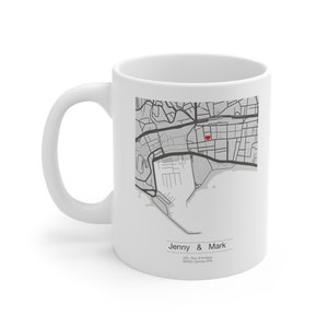 Tasse à café carte personnalisée, cadeau personnalisé nouvelle maison, carte noir et blanc, cadeau de pendaison de crémaillère, cadeau pour elle, carte de lieu préféré, souvenir
