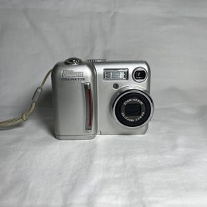 Nikon Coolpix 775 vintage y2k digital camera