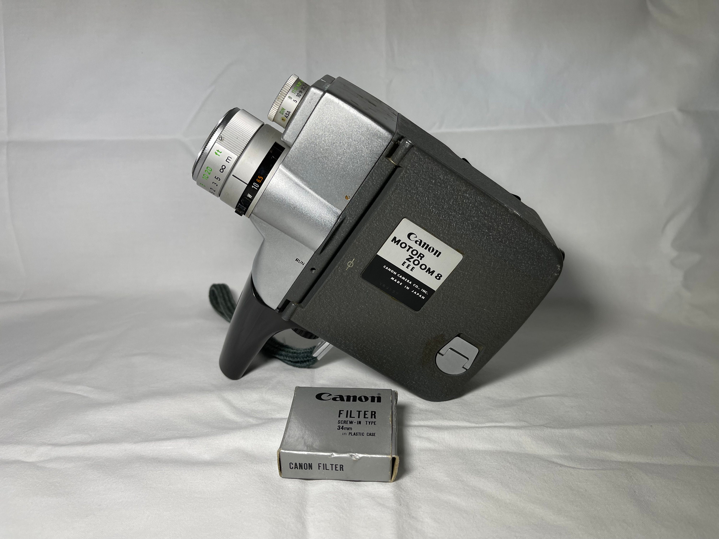 レトロフィルムカメラ　Canon Moter Zoom 8 EEE Canon Motor Zoom EE 8mm (Double 8) Movie Camera Overview