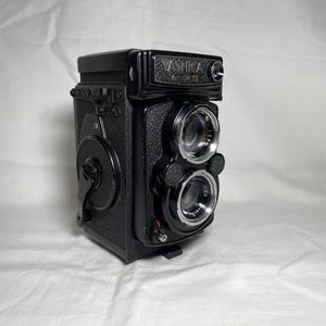 Yashica Mat 124G vintage 6x6 TLR camera for 120/220 film