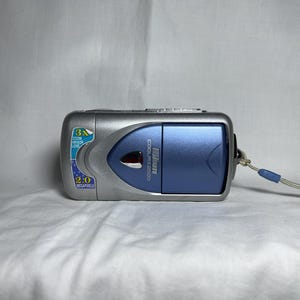 Nikon Coolpix 2500 unique y2k digital camera