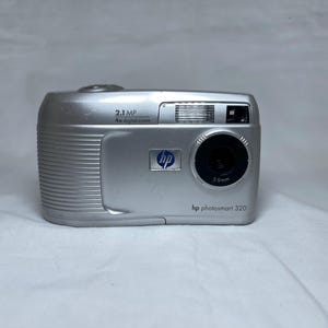 HP Photosmart 320 vintage point and shoot digital camera