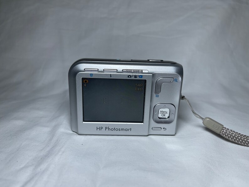 HP Photosmart M447 5MP digital camera image 3