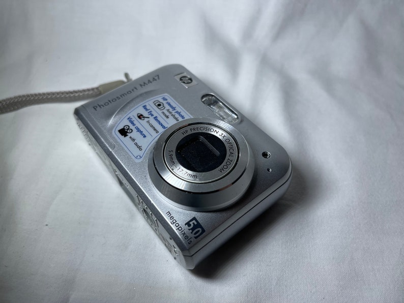 HP Photosmart M447 5MP digital camera image 2