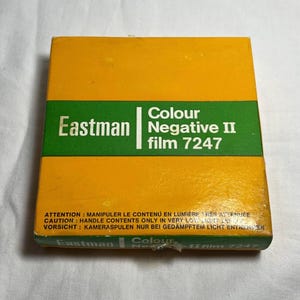 Película Kodak Colour Negative 2 7247, 30 m (100 pies) de película de 16 mm caducada.