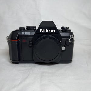 Boîtier Nikon F301 - Argenté - Pour Pièces Ou Réparation (ne Fonctionne Pas)