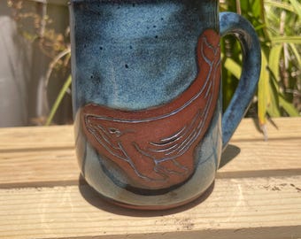 Taza de ballena celestial hecha a mano