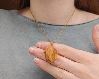 Kette mit Holz Anhänger aus Edelstahl und Olivenholz, elegante Halskette in Gold, Geschenk für Sie, 45 cm