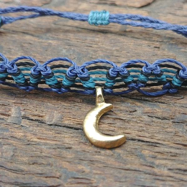 Boho Choker Kette "Mondnacht", Makramee Halskette mit Mond Anhänger aus Messing, blaues Halsband, Hippieschmuck als Geschenk für Freundin
