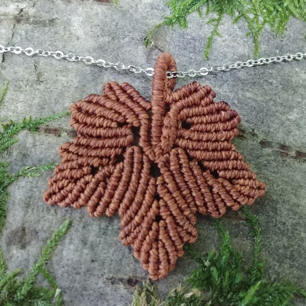 Ahorn Blatt Halskette, Naturschmuck Herbst mit Makramee Anhänger, herbstliche Blätter Kette mit Edelstahl, Schmuck für Naturliebhaber