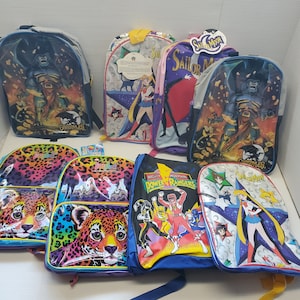 Puede incluir: Una colección de nueve mochilas vintage con personajes de dibujos animados. Las mochilas presentan personajes de programas populares de los 90 como Sailor Moon, Power Rangers y Gargoyles. Las mochilas están hechas de una variedad de materiales, incluyendo nylon, vinilo y lona. Todas están en buen estado y serían una gran adición a cualquier colección de nostalgia de los 90.