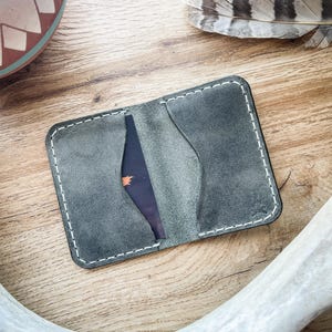 GRAUER KARTENHALTER | In Kanada hergestellte Leder-Kartenhalter-Geldbörse | Minimalistische Bifold Horween Geldbörse | Geschenk für Männer, Frauen | Grau und Weiß