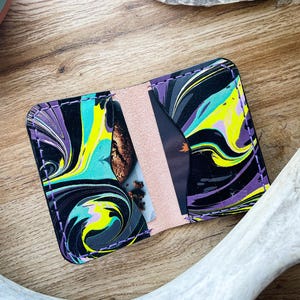 TARJETERO MARMOLADO / Cartera de cuero para tarjetas de fabricación canadiense / Cartera con espirales de arcoíris / Regalo para hombres y mujeres / Multicolor