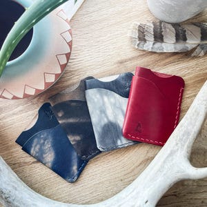MARMORIERTE GELDBÖRSE | In Kanada hergestellter handgefertigter schmaler Leder-Kartenhalter | Minimalistische Tie Dye Swirl EDC Geldbörse | Geschenk für Männer, Frauen