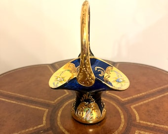 Panier vintage bohème en verre bleu cobalt, orné de décorations dorées et florales, avec anse.