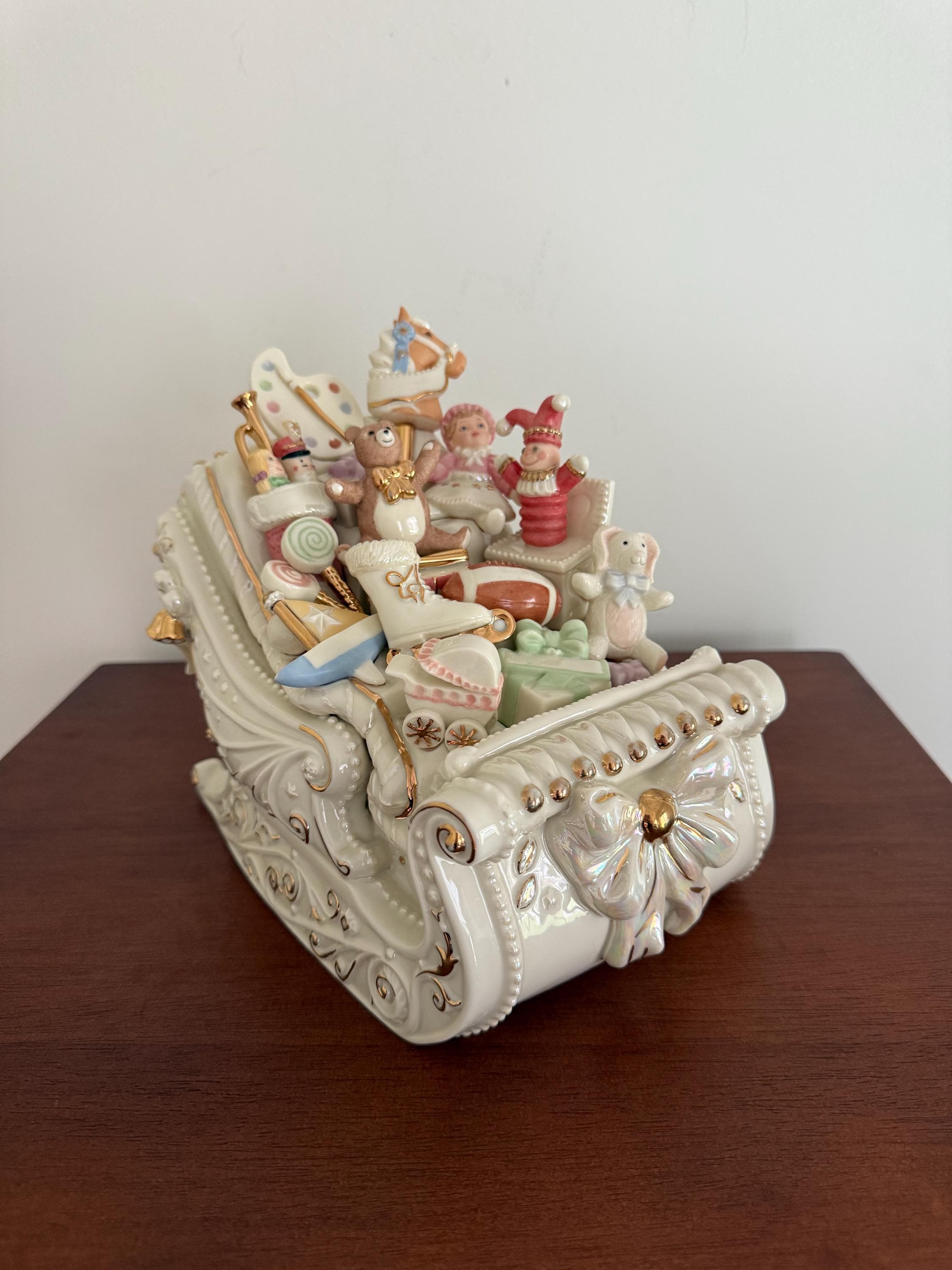 LENOX レノックス ホリデー　人形 Lenox, Holiday Traditions Sleigh,classics Edition, Figurine