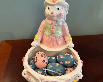 Cesta de cerámica vintage con forma de conejito de Pascua y huevos