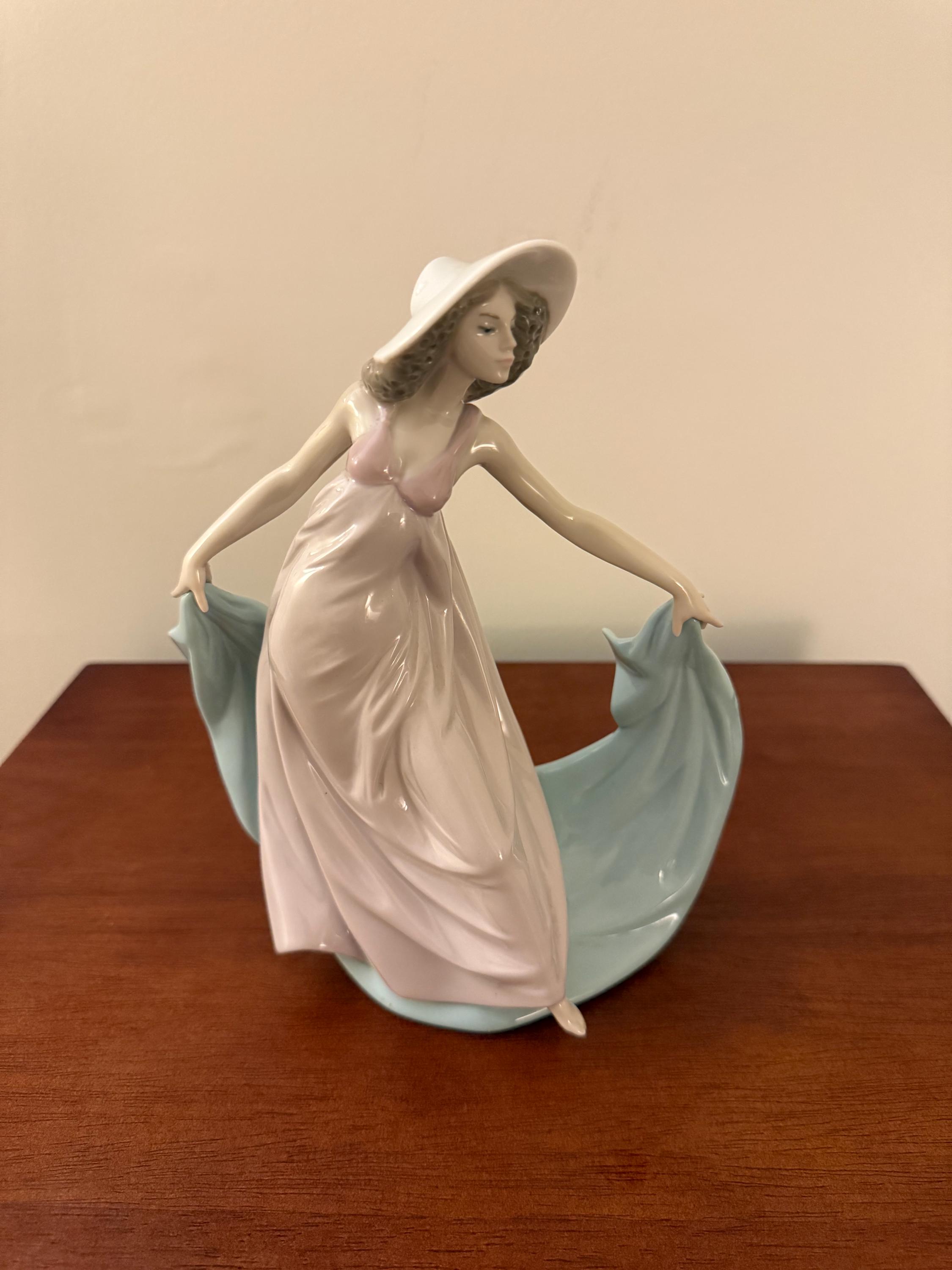 希少　美品　Spring splendor LLADRO Spring Splendor Woman Figurine | Lladró® USA