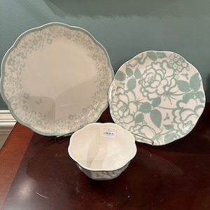 Lenox Butterfly Meadow Cottage Sage 12 Piece Dinnerware Set