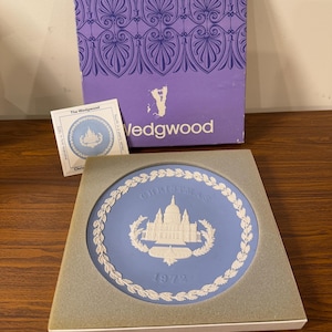 Wedgwood 1972 St. Paul’s Cathedral Jasperware Christmas Plate. 8”