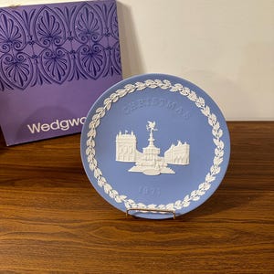 Wedgwood Jasperware Christmas Plate  "Piccadilly Circus" 1971