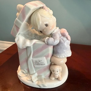 Enesco Precious Moments 1997 Nightlight  Little Girl with Dog Figurine