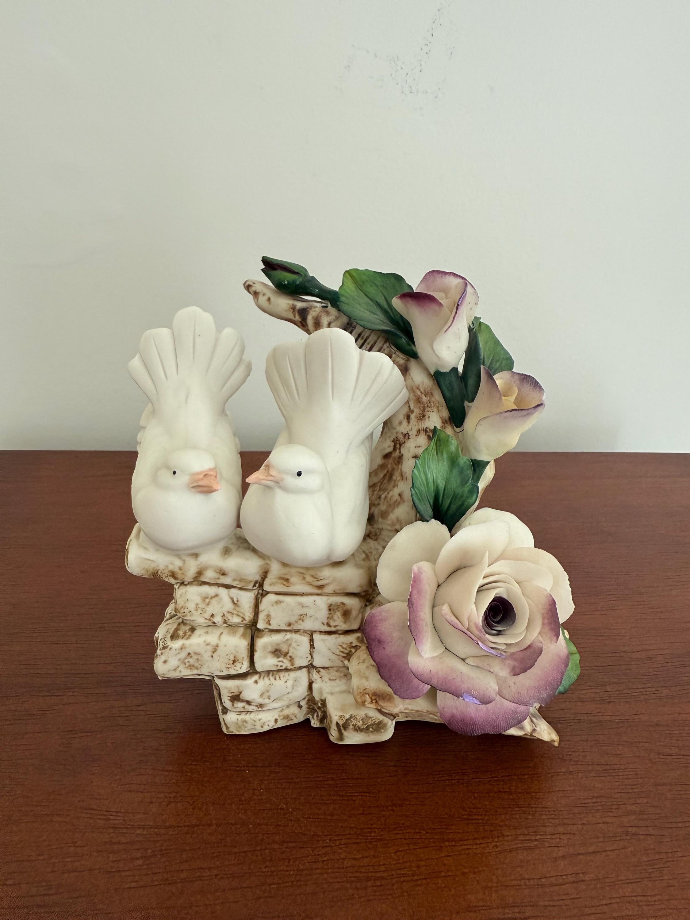 Capodimonte イタリア製　白薔薇　額入り　壁掛け　ドイツ購入品 Capodimonte Two Small Doves Perched on a Stone Wall With White