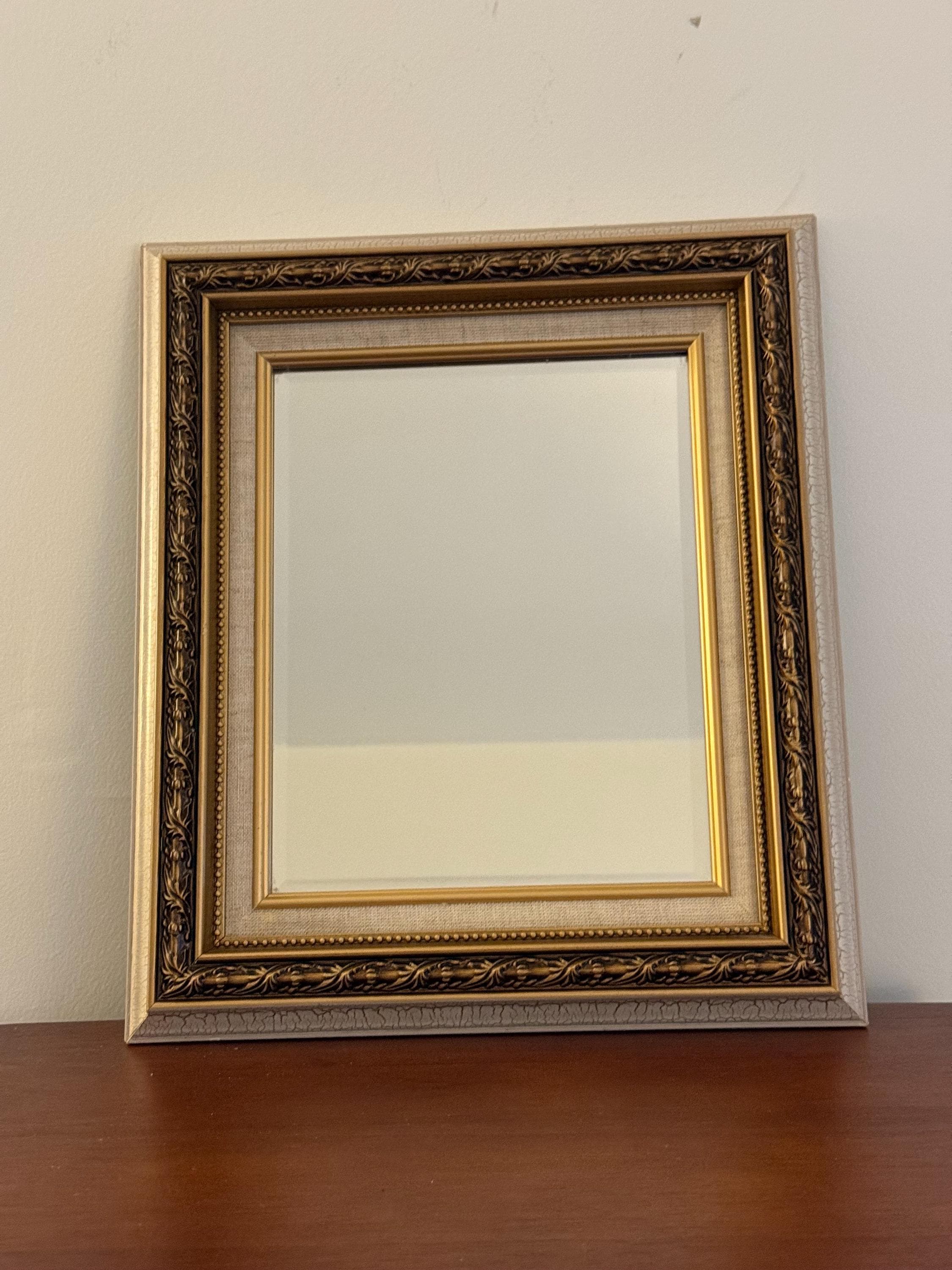 ヴィンテージの装飾的な壁掛けミラー。壁掛け/イーゼル付きオフ