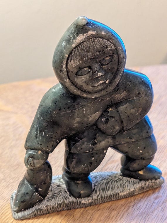 ヴィンテージ イヌイット アート 彫刻 1984年 男性とアザラシ サイン