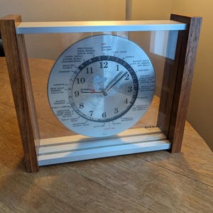 Orologio vintage Verichron QUARTZ World Time con lancetta dei secondi a forma di jet rosso, cornice in legno di teak, Giappone