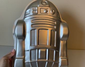 Treten Sie ein in eine Galaxy Far, Far Away mit dieser Vintage 1980 Star Wars R2-D2 Backform von Wilton 502-1425 für Epic R2D2 Baking Adventures