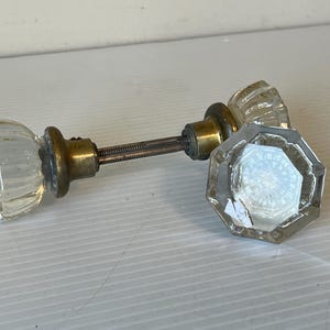Boutons de porte en verre vintage, bouton de collection récupéré, quincaillerie en verre taillé antique, décoration d'intérieur unique