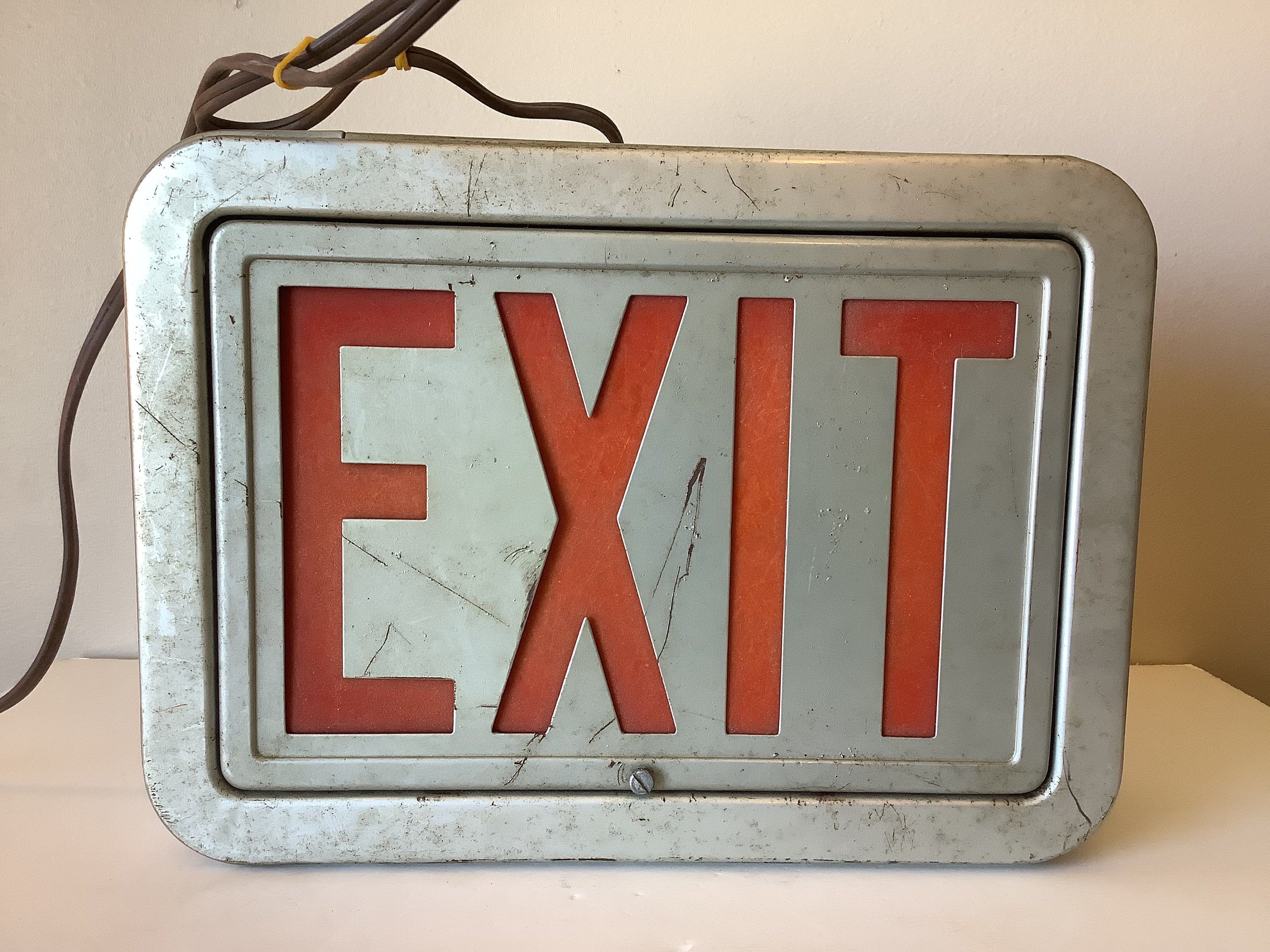 Rustic Emboss Cast Iron Door Exit Sign Metal Bar Pub Man Cave Garage Wall Decor Rustic Emboss Cast Iron Door Exit Sign Metal Bar Pub Man Cave Garage Wall Decor