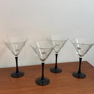 Vintage Cristal D'Arques Martinigläser, 4er-Set, mit erhabenem 3D-Detail aus Olive und Zahnstocher, Luminarc-Stiel in Schwarz, französische Barware, Cosmo-Geschenk