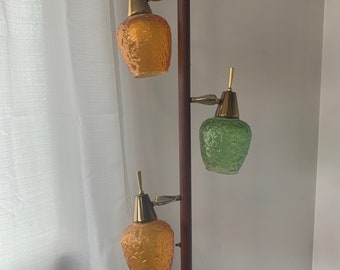 Vintage Mid Century Modern Tension Pole Lampe mit bernsteinfarbenem und grünem Glas.