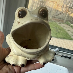 Ceramiczna doniczka z lat 70. z uśmiechniętą żabą o szerokich ustach | Retro kiczowaty uchwyt na gąbkę kuchenną | Fantazyjna doniczka na sukulenta w kształcie ropuchy w kropki | Garaż z lat 70.