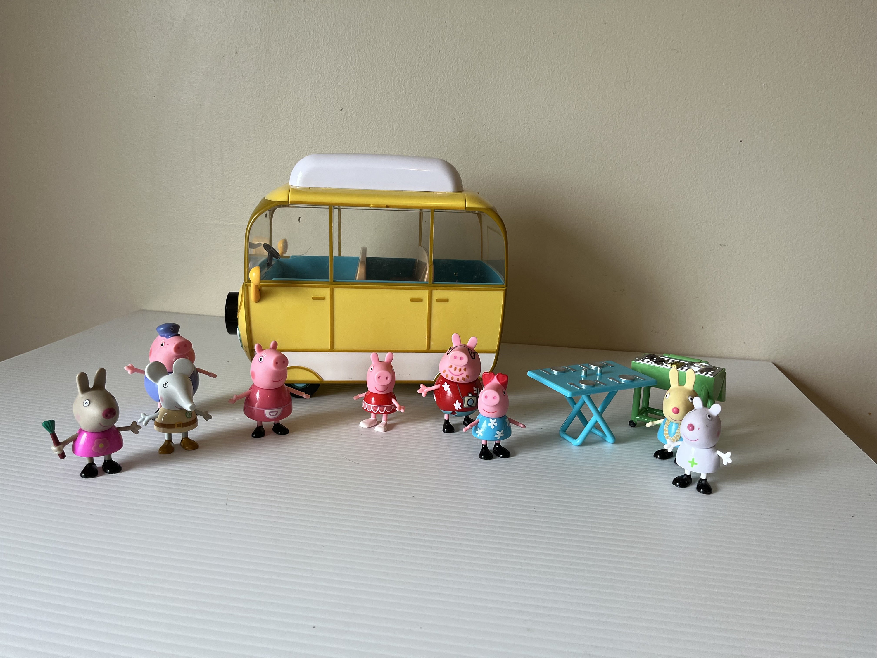 2003 Vintage Peppa Pig Yellow Bus Van RV Camper, Complete With