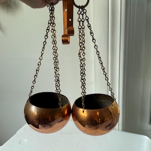 Vintage Copper Hanging Planter Set of 2 Bowl Plant Pots with Brass Chains Wall Hanger Bracket Mid Century Modern Boho Garden Decor Coppercra