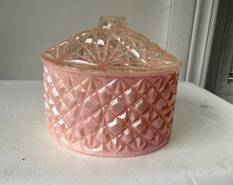 Caja de polvos rosa vintage con tapa • Bandeja de acrílico con corte de diamante para baratijas • Decoración de tocador de mediados de siglo de la década de 1960 • Bandeja para dulces y maquillaje Coquette