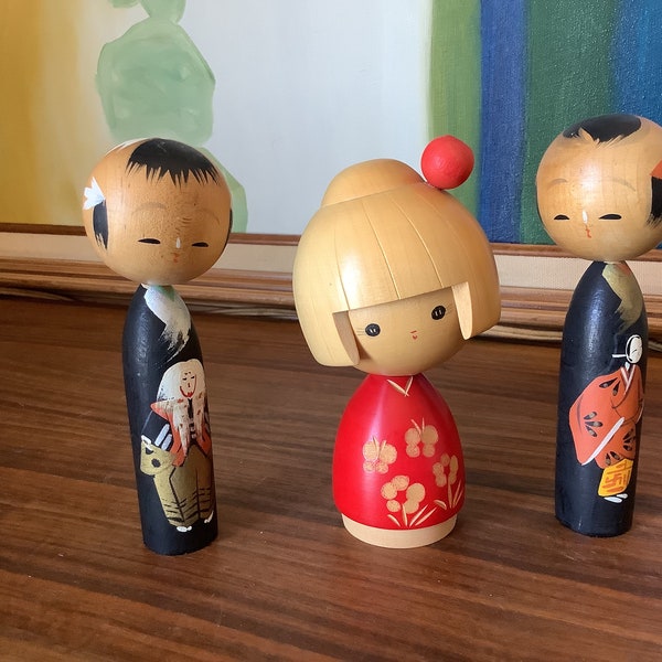 Duo de 3 poupées Kokeshi japonaises vintage avec peintures de fleurs de cerisier, de bambou et d'oiseaux