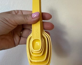 Vintage Yellow Tupperware Measuring Spoons Set, Retro Daffodil Gold Nesting Spoons, 1970s Plastic Kitchenware, MCM Baking Gadget Collectible