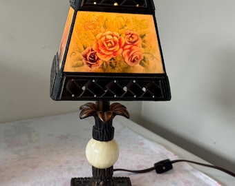 Lámpara de mesa vintage pintada al reverso, temática floral, lámpara de vidrio artesanal, iluminación decorativa para el hogar, decoración floral para mesita de noche.