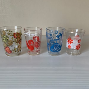 Set Of 4 Vintage 1950s Kitschy Small  Juice Glasses: A Stylish Addition to Your Vintage Glassware Collection